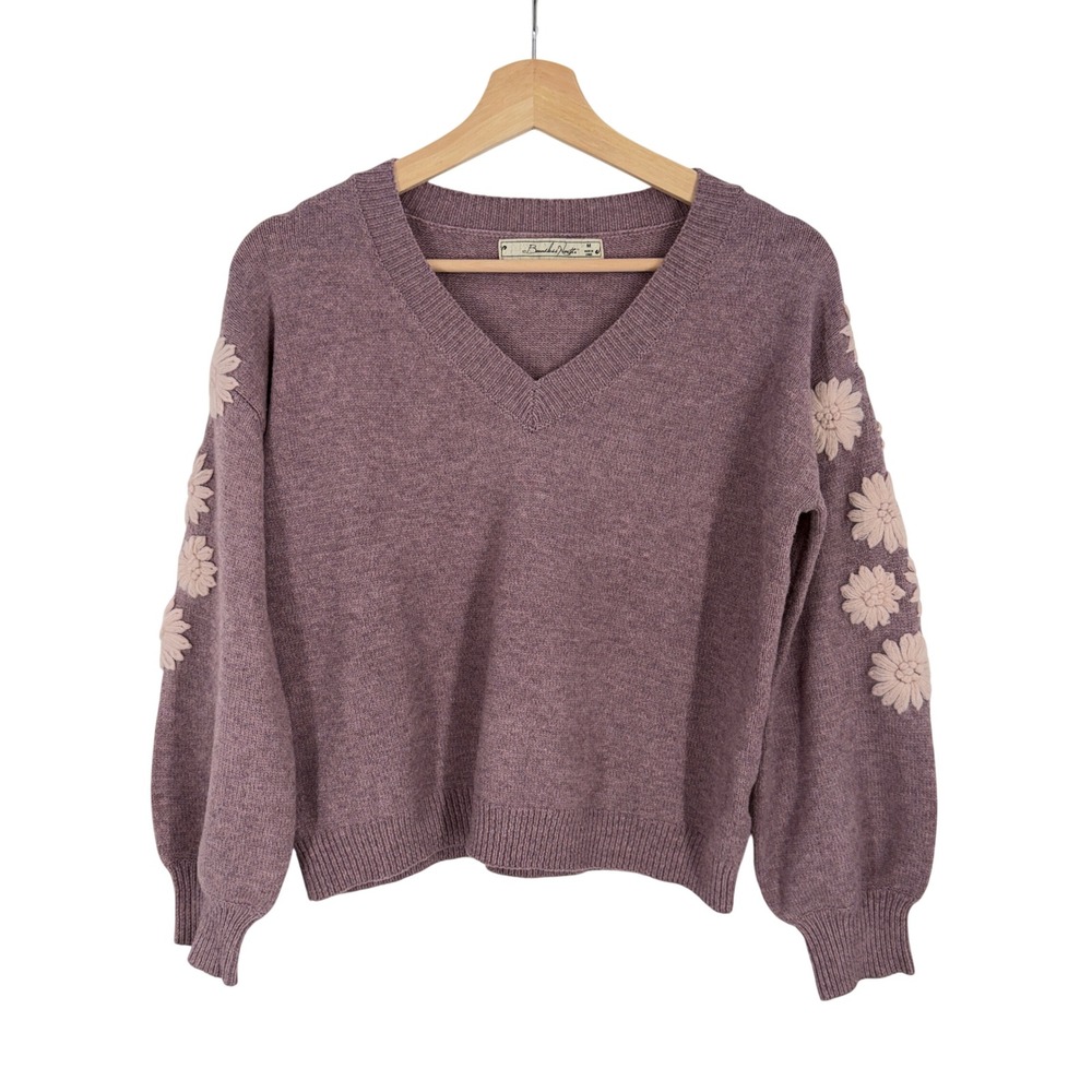 Boundless North Mauve V-Neck Sweater Floral Embroidered Sleeve Daisy Purple M